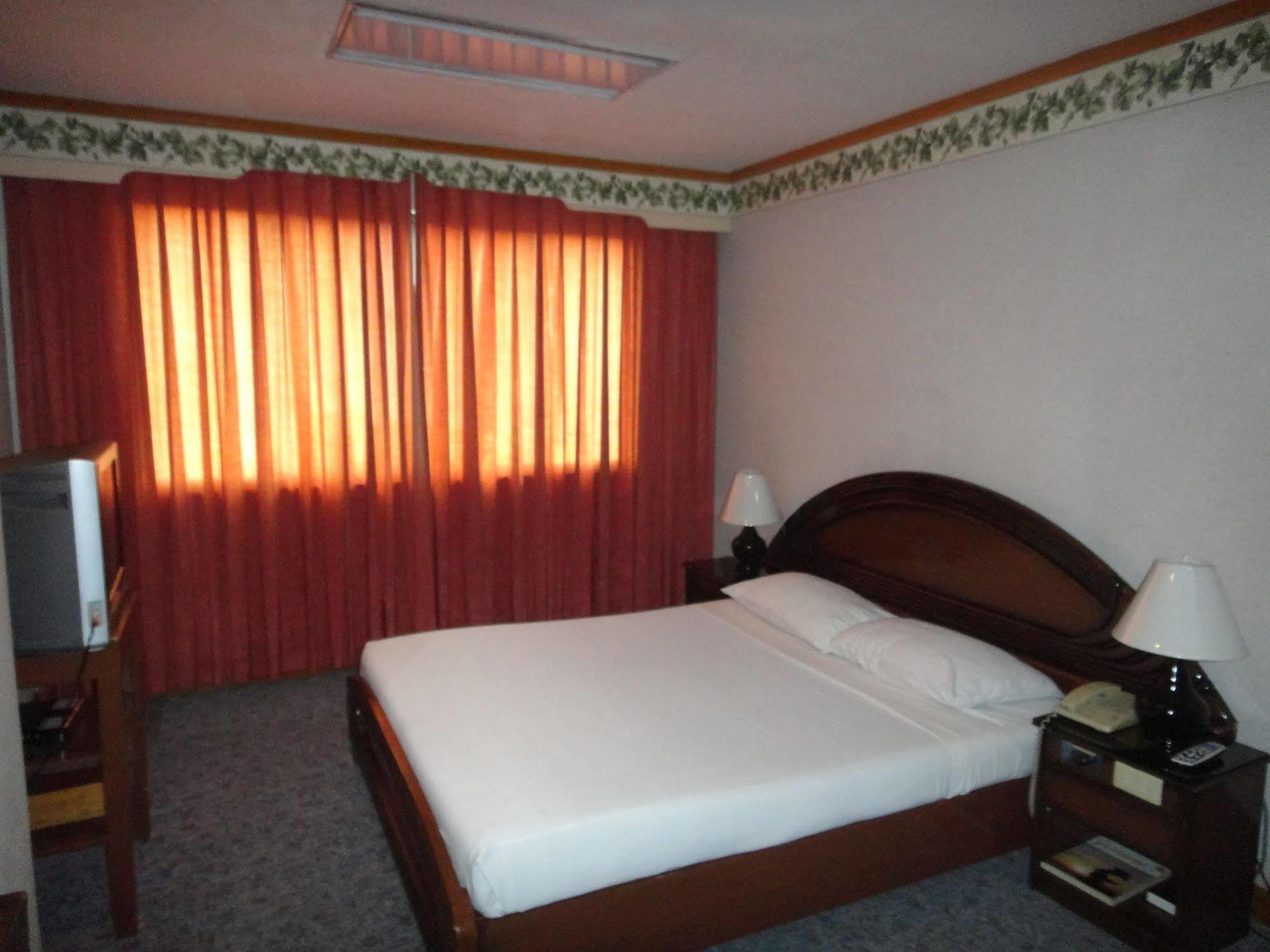 Holiday Plaza Hotel Cebu Eksteriør billede